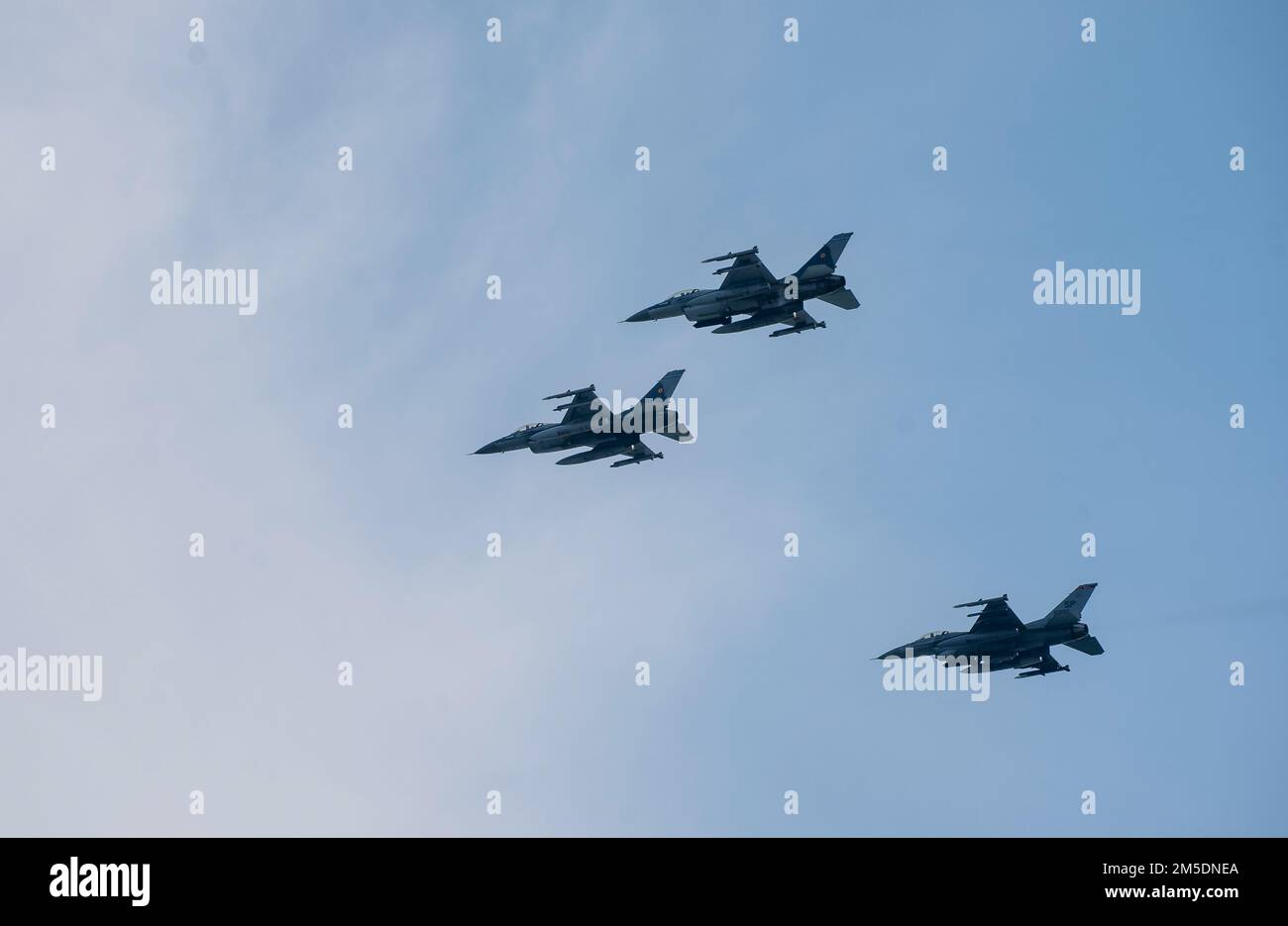 STATI UNITI Air Force F-16 Fighting Falcon Aircraft, al fianco dell'Air Force F-16s rumena, vola in formazione durante un volo commemorativo sulla città di Constanta, Romania, 5 marzo 2022. Il volo commemorativo ha mostrato solidarietà e forza di collaborazione in un momento di ricordo. Foto Stock