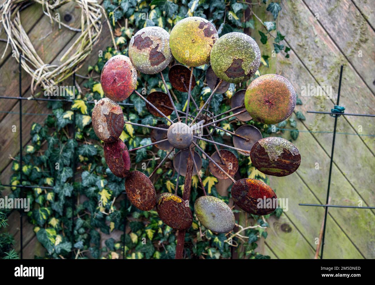 decorazione del giardino, ruota a vento di metallo, arrugginito Foto Stock