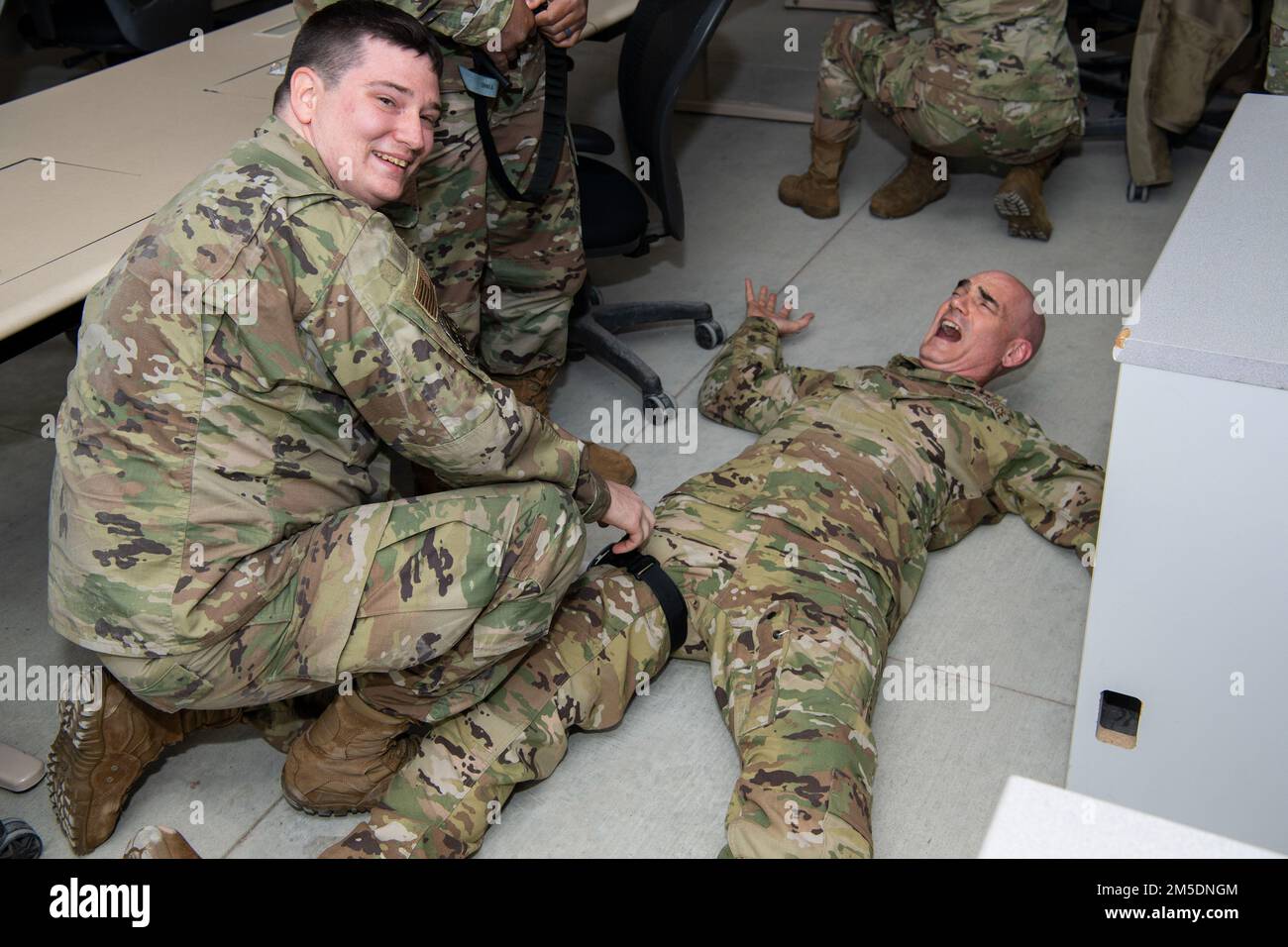 Air Force Reserve Citizen Airmen Sr. AMN. Brian Murphy, un portatore aereo con il 88th Aerial Port Squadron, 514th Air Mobility Wing, e il col. William H. Gutermuth, il comandante 514th AMW, praticano l'applicazione di tourniquet presso la Joint base McGuire-Dix-Lakehurst, N.J., il 5 marzo 2022. L'Airman ha partecipato a un programma Tactical Combat Casualty Care corso progettato per fornire ai membri che non sono normalmente coinvolti in ambienti di combattimento le capacità di sopravvivere e di cura per le vittime nel caso in cui sono sotto attacco o soffrono di un incidente grave. Foto Stock