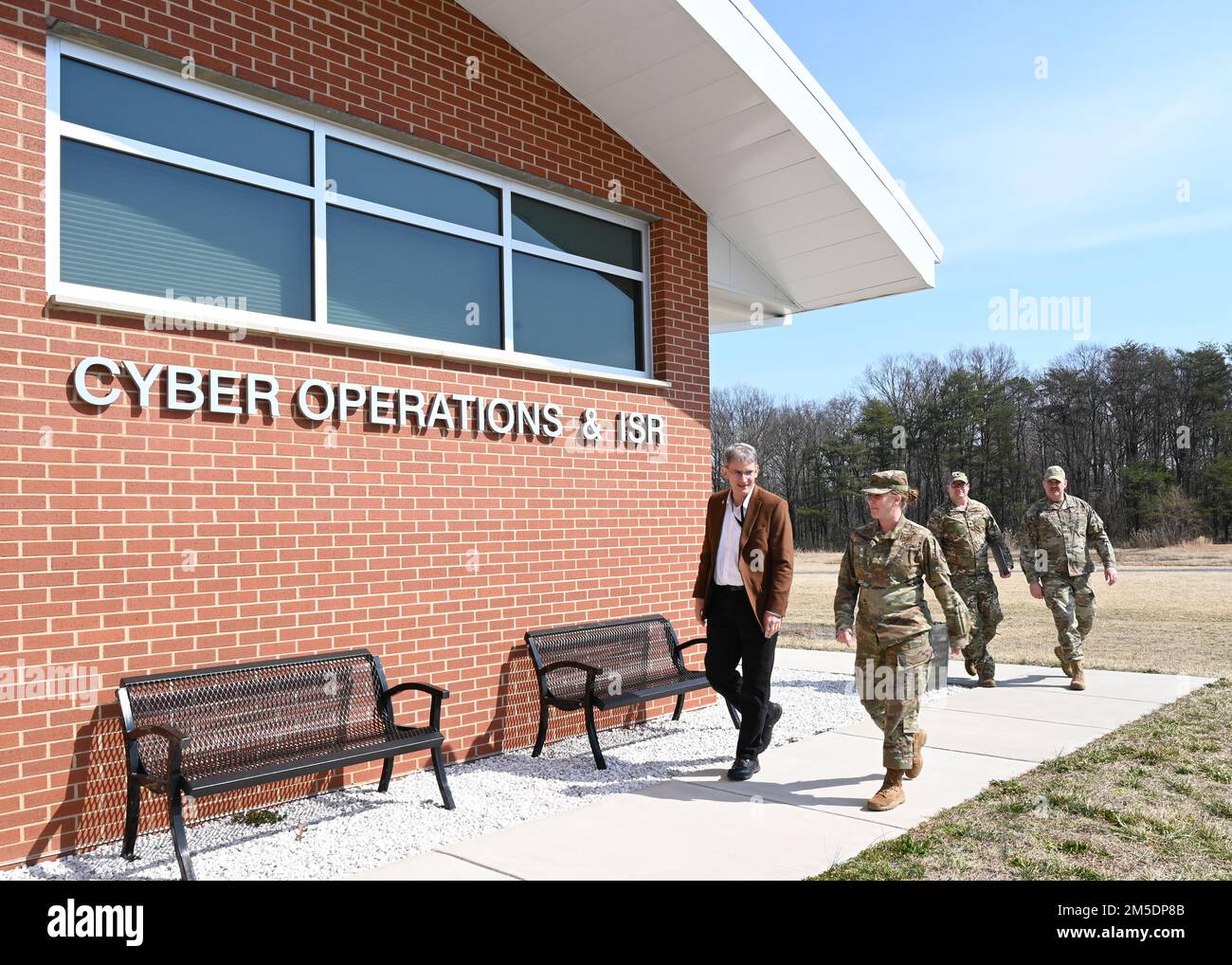 Il Sig. Devin Cate, (a sinistra), direttore esecutivo, Air National Guard e U.S. Air Force Brig. Jori Robinson, Right, Commander, 175th Wing, tour della 175th Cyberspace Operations Facility, 5 marzo 2022, durante una visita alla base della guardia nazionale di Warfield Air presso l'aeroporto statale Martin, Middle River, Maryland. Durante la visita, il Sig. Cate ha visitato la base e ha avuto l'opportunità di incontrare gli Airmen e visitare le strutture del gruppo di manutenzione, del gruppo di supporto alla missione e del gruppo operativo nel cyberspazio. Foto Stock