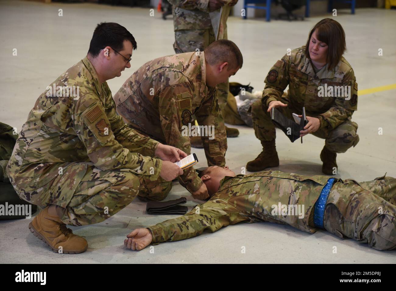 STATI UNITI Gli aerei assegnati alla 116th Air Control Wing e alla 461st Air Control Wing partecipano al rodeo "abilità di sopravvivere e operare" (ATSO) tenuto presso la Robins Air Force base, Georgia, il 5 marzo 2022. La formazione DI ATSO si concentra sul miglioramento della capacità di Airmen di svolgere i propri compiti in circostanze meno ideali e sul miglioramento della risposta dell'unità alle minacce chimiche, biologiche, radiologiche e nucleari. Foto Stock