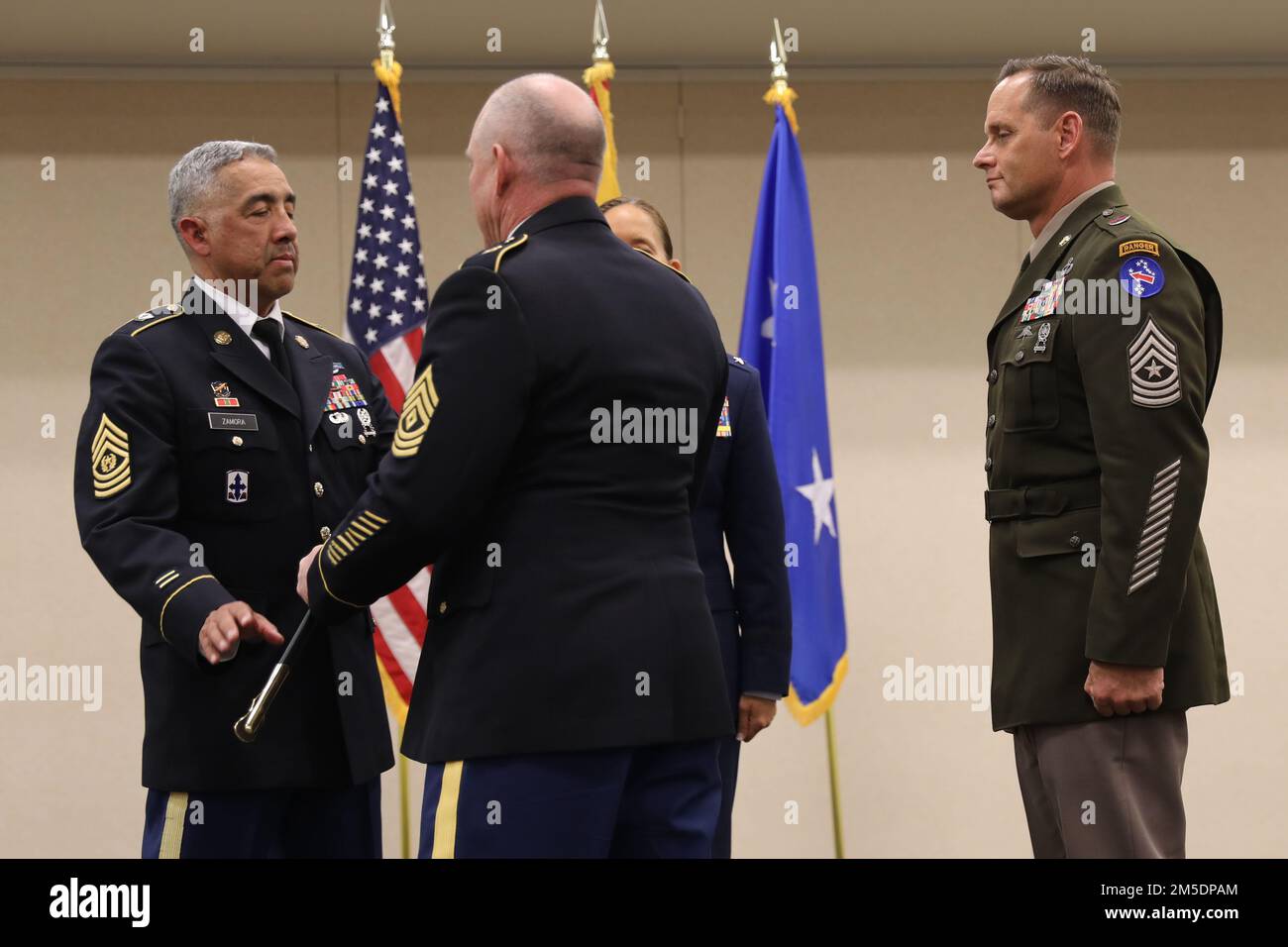 Fidil Zamora Jr., ha rinunciato alle responsabilità come il Senior di Stato ha arruolato il consigliere al comando Sgt. Maj. Aaron Buelow 5 marzo 2022 alla riserva militare di Papago Park a Phoenix. Zamora ha avuto una lunga carriera con l'esercito degli Stati Uniti e l'AZNG. La sua carriera presso la Guardia Nazionale iniziò nel gennaio 2007. Foto Stock