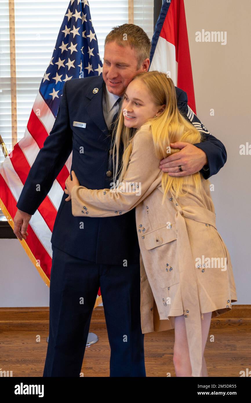 William McGurgan, capo delle operazioni di difesa arruolato manager, 131st Bomb Wing Communications Flight, abbraccia una delle sue figlie durante la sua cerimonia di promozione, 5 marzo 2022, alla Jefferson Barracks Air National Guard, St. Louis, Missouri. McGurgan ha avuto molti familiari e amici venire mostra sostegno durante la sua promozione. Foto Stock