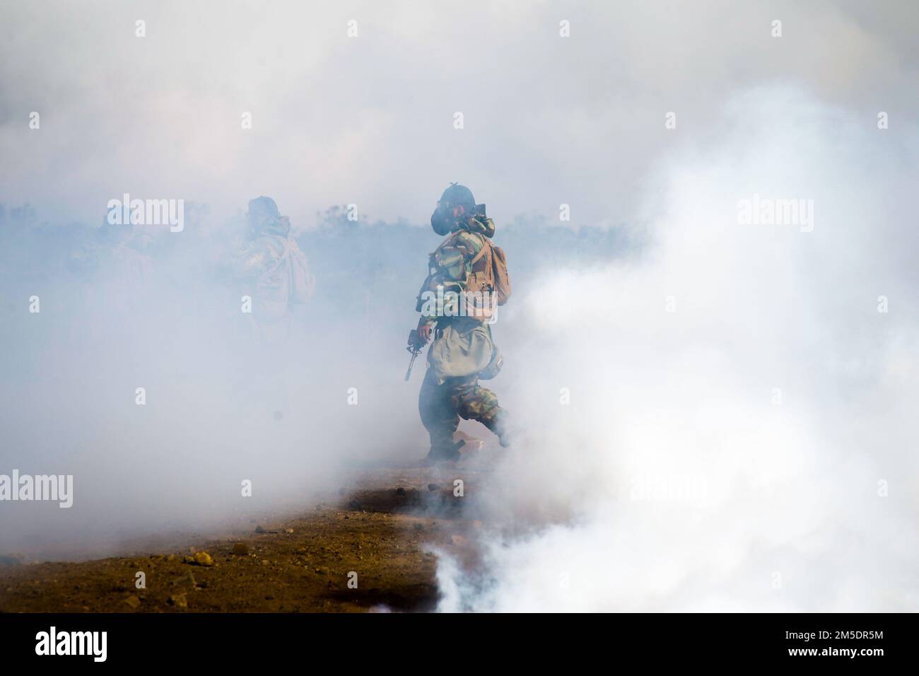 STATI UNITI Marines con 1st battaglione, 12th Marines, 3D Marine Division partecipa a un esercizio di addestramento chimico, biologico, radioattivo e nucleare durante lo Spartan Fury 22,1 presso la Pohakuloa Training Area, Hawaii, 5 marzo 2022. Spartan Fury è un esercizio di addestramento a livello di battaglione progettato per affinare le comunicazioni a lungo raggio attraverso l'integrazione delle risorse navali, l'elaborazione delle missioni dal battaglione alle sezioni di sparo e il Foraging del 21st° secolo. Foto Stock