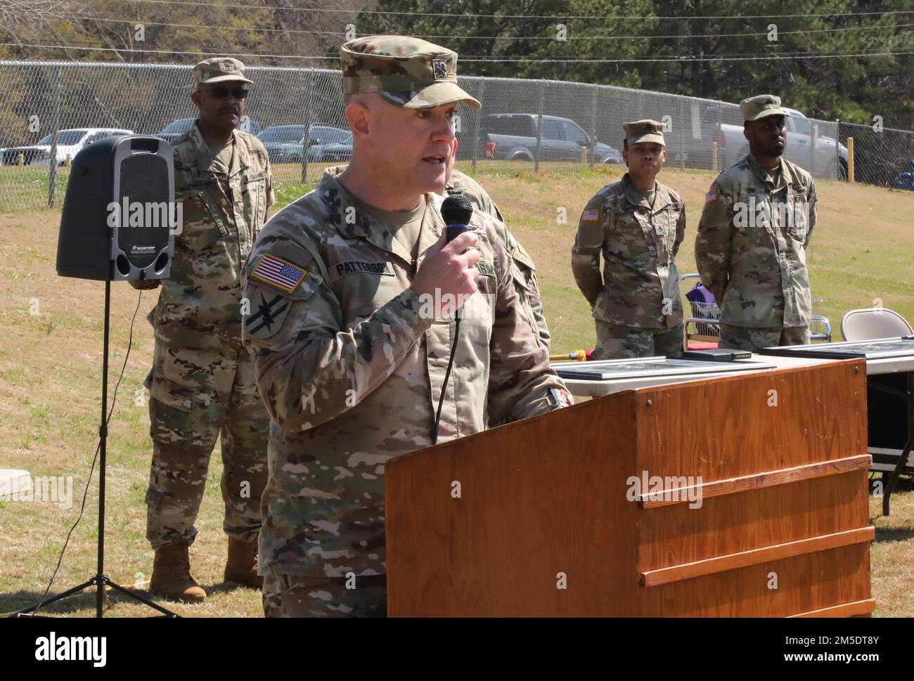 STATI UNITI Gioshua Patterson, comandante entrante di 2nd battaglione, 121st reggimento di fanteria, 48th squadra di combattimento di Brigate di fanteria, Georgia Army National Guard, dà le sue prime osservazioni come comandante di battaglione 5 marzo 2022, a Forsyth, Georgia. Patterson assunse il comando del battaglione dal Lt. Col. John Avera. Foto Stock