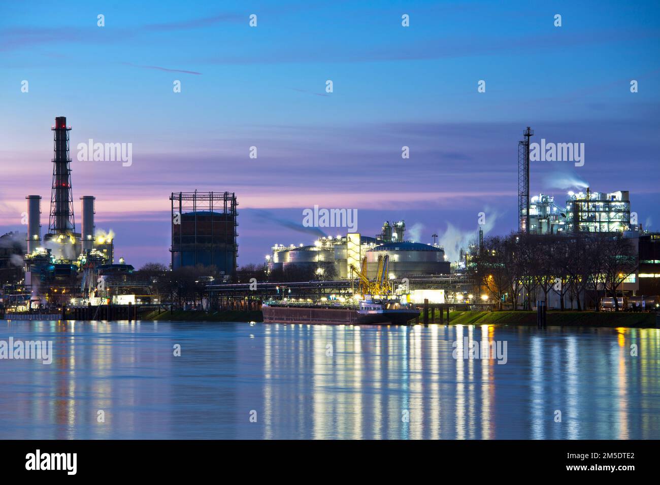 Parte di un impianto chimico presso un fiume in Germania la mattina presto Foto Stock