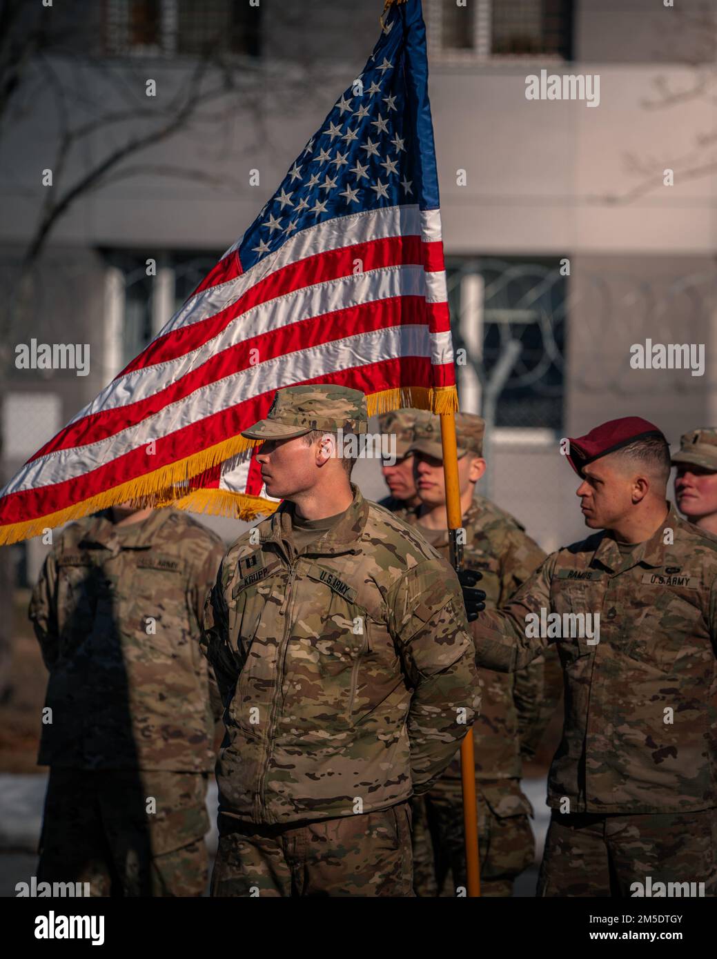 Kevin Krupp, comandante di Alpha Battery, 5th battaglione, 4th Air Defense Artillery Regiment, si trova di fronte a un piccolo distaccamento di truppe statunitensi per l'arrivo del Gen. Mark A. Milley, presidente dei Capi di Stato maggiore, durante una cerimonia ad Adazi, Lettonia, il 5 marzo 2022. Foto Stock