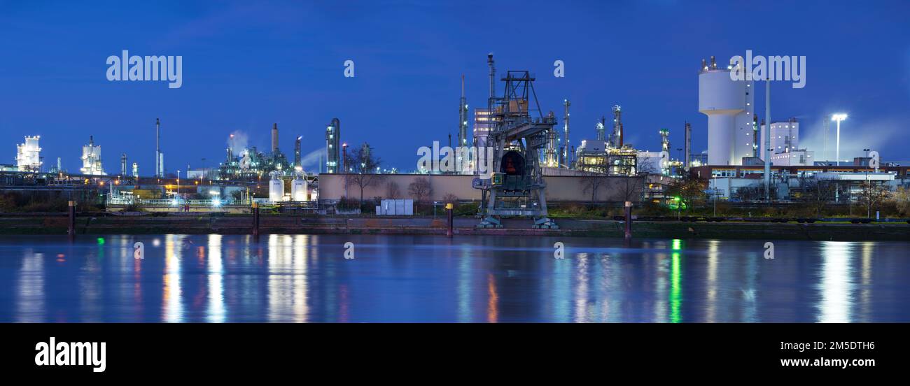 Parte di un impianto chimico presso un fiume in Germania la mattina presto Foto Stock