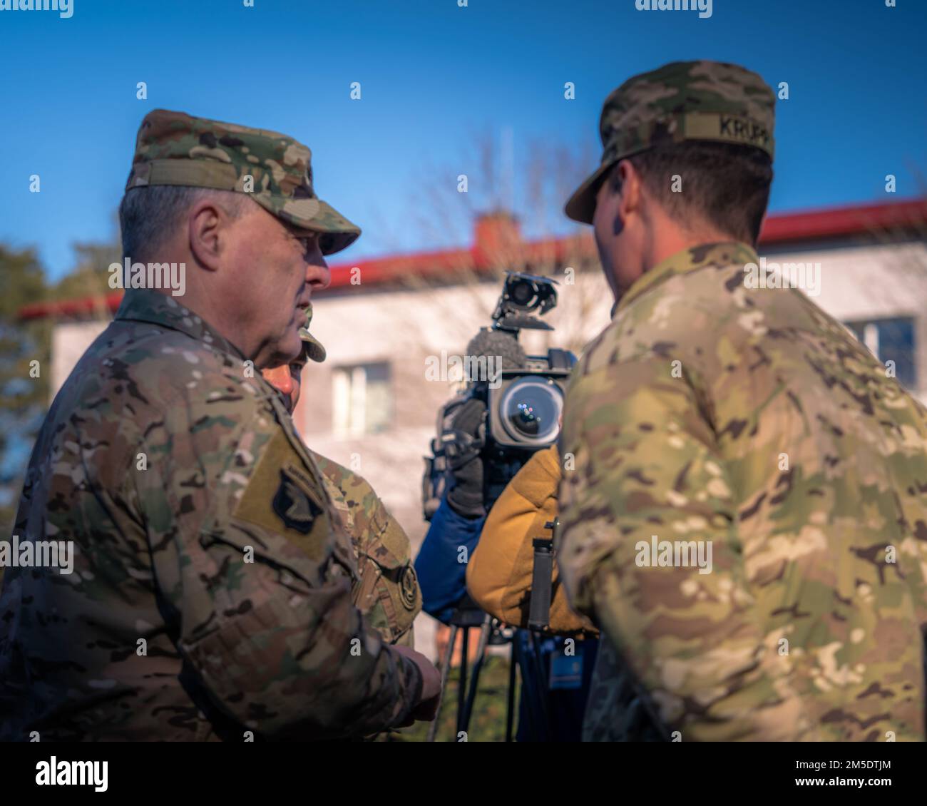 Il capitano Kevin Krupp, comandante di Alpha Batter, 5th battaglione, 4th reggimento artiglieria di difesa aerea, parla con il presidente dei capi di stato maggiore, il generale Mark A. Milley, durante una visita ad Adazi, Lettonia il 5 marzo 2022. Il generale Milley ha visitato le truppe della NATO e la leadership militare lettone a Camp Adazi, Lettonia, il 5 marzo 2022. Il generale Milley, il più alto ufficiale militare degli Stati Uniti, si è Unito all'ambasciatore degli Stati Uniti in Lettonia John Carwile, Stati Uniti Christopher Cavoli, e il Lt. Generale lettone Leonidis Kalnins, per parlare con le truppe della NATO attualmente in Lettonia. Gen. Foto Stock