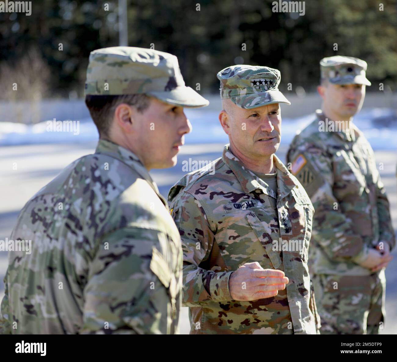 STATI UNITI Christopher Cavoli, generale comandante degli Stati Uniti Esercito Europa e Africa, si impegna con gli Stati Uniti Esercito CPT. Kevin Krupp, comandante della batteria alfa, 5th battaglione 4th Air Defense Artillery Regiment, 5 marzo 2022, ad Adazi, Lettonia. L'ADAR 5/4, sotto il comando militare militare militare 10th, è il componente di prova per il nuovo sistema di difesa aerea a corto raggio di manovra per l'intero Stati Uniti Esercito allo Sciopero Saber 22. Saber Strike sottolinea la flessibilità intrinseca delle forze aeree e terrestri per rispondere rapidamente alle crisi, consentendo la giusta presenza dove ne abbiamo bisogno, quando ne abbiamo bisogno. (STATI UNITI Foto Stock