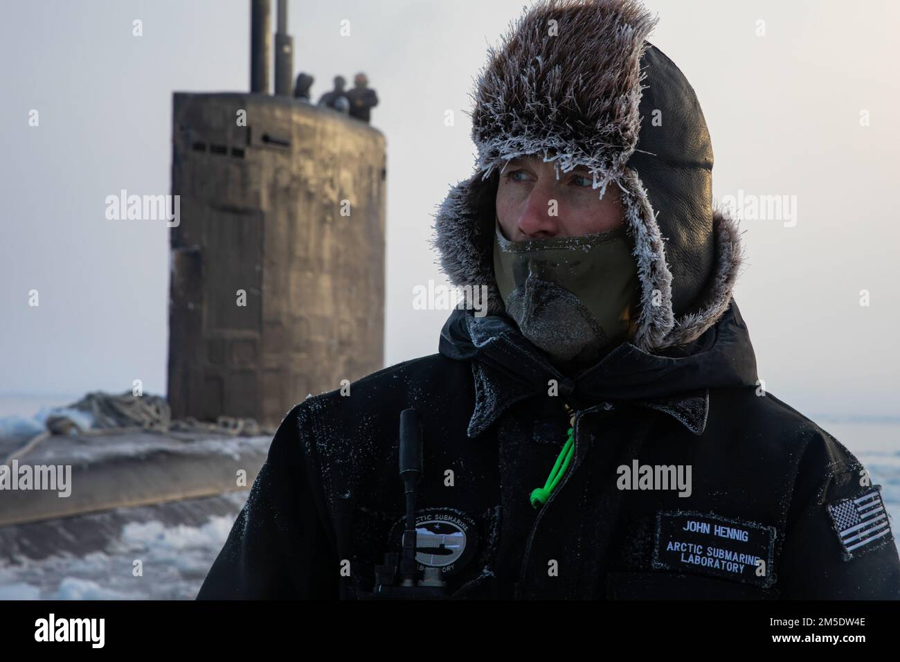 BEAUFORT SEA, Arctic Circle (5 marzo 2022) – John Hennig, un tecnico tecnico dell'Artic Submarine Laboratory, attende che i marinai sbarcano dal sottomarino ad attacco rapido USS Pasadena (SSN 752) di Los Angeles durante l'Ice Exercise (ICEX) 2022. ICEX 2022 è un esercizio di tre settimane che consente alla Marina di valutare la sua disponibilità operativa nell'Artico, migliorare l'esperienza nella regione, migliorare la comprensione dell'ambiente Artico e continuare a sviluppare relazioni con altri servizi, alleati e organizzazioni partner. Foto Stock