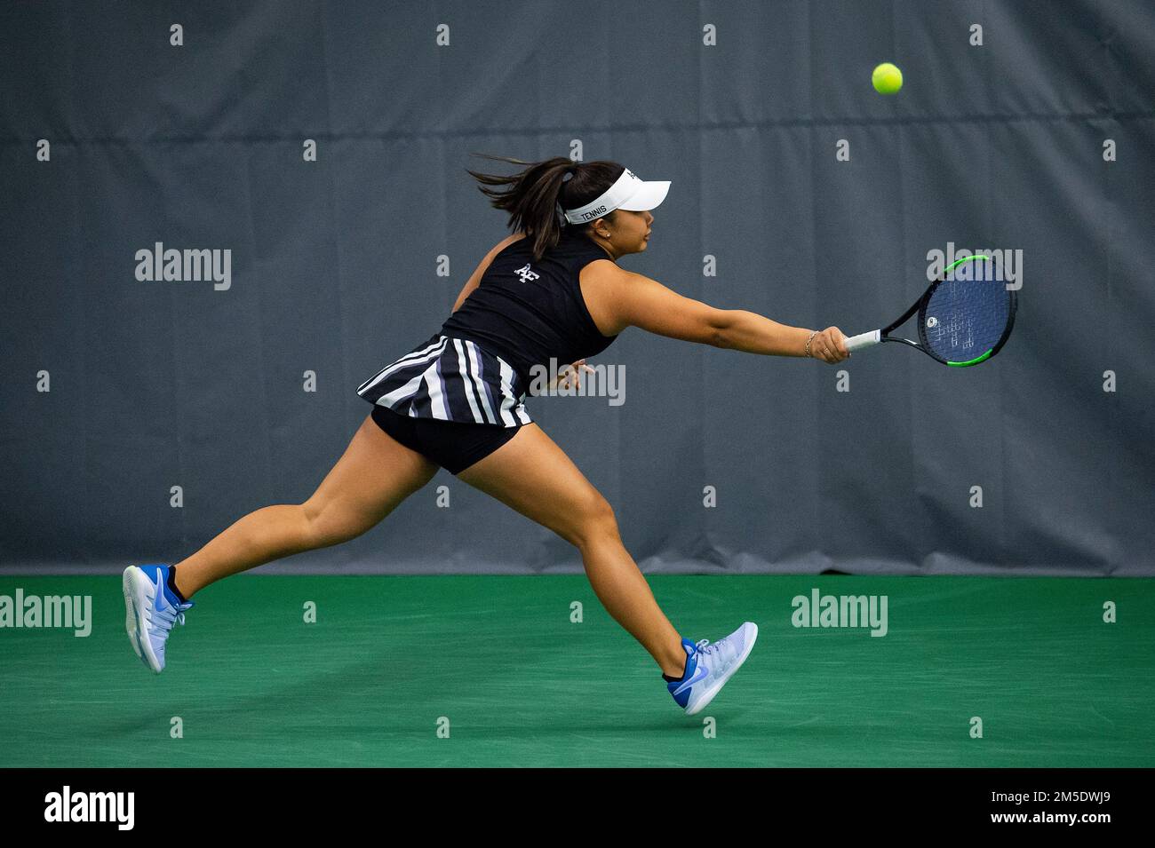 STATI UNITI AIR FORCE ACADEMY, COLORADO. -- Andrea le di Air Force raggiunge un volley contro un giocatore della Trinity University durante una partita presso i campi da tennis al coperto dell'Accademia, sabato 5 marzo 2022. Air Force sconfisse Trinity 7-0. (STATI UNITI Foto dell'aeronautica militare/Joshua Armstrong) Foto Stock