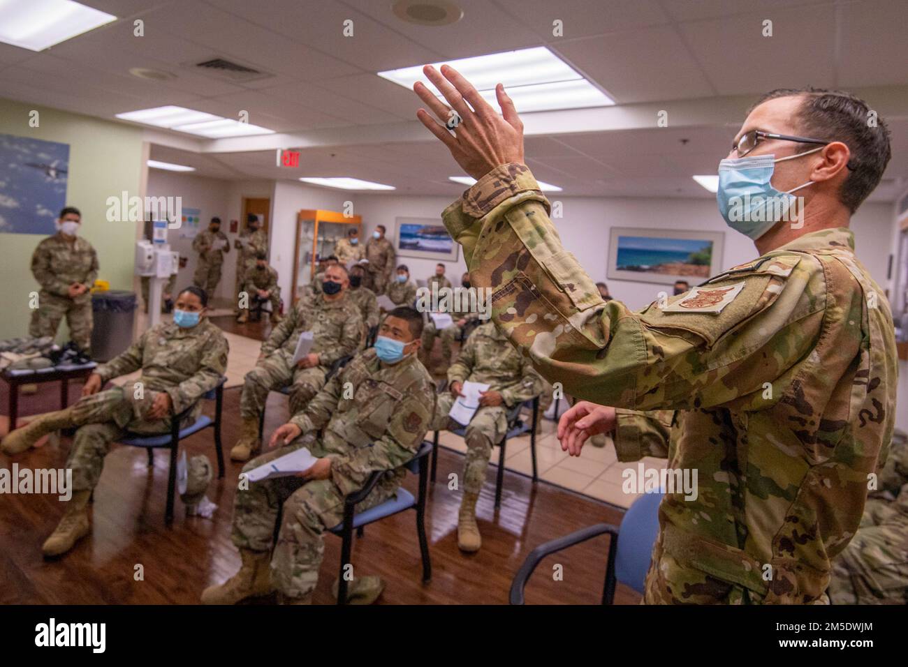 Il 624th Regional Support Group ha condotto una formazione Tactical Combat Casualty Care mentre si trovava alla Joint base Pearl Harbor-Hickam il 5 marzo 2022. Il TCCC è stato istituito dagli Stati Uniti Special Operations Command ed è ora il campo di battaglia accettato preospedale cura. La formazione assicura che i professionisti medici siano pronti a fornire cure mediche precoci e a sostegno della vita al personale ferito. La disponibilità complessiva dell’AFRC dipende dalla disponibilità individuale di ciascun cittadino Airman. Foto Stock