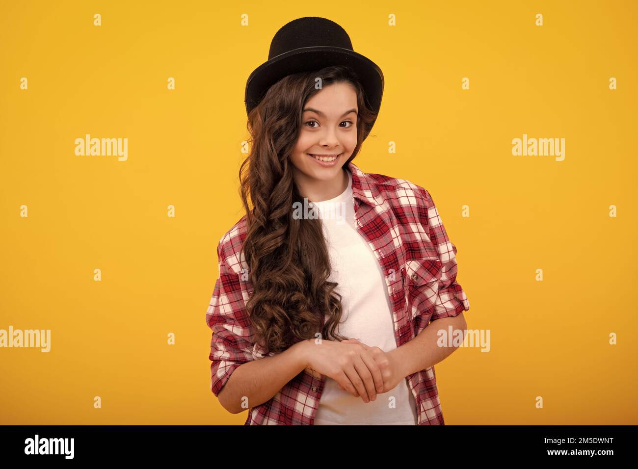 Bambino in cappello mago, cappello cilindro isolato su sfondo giallo Foto  stock - Alamy