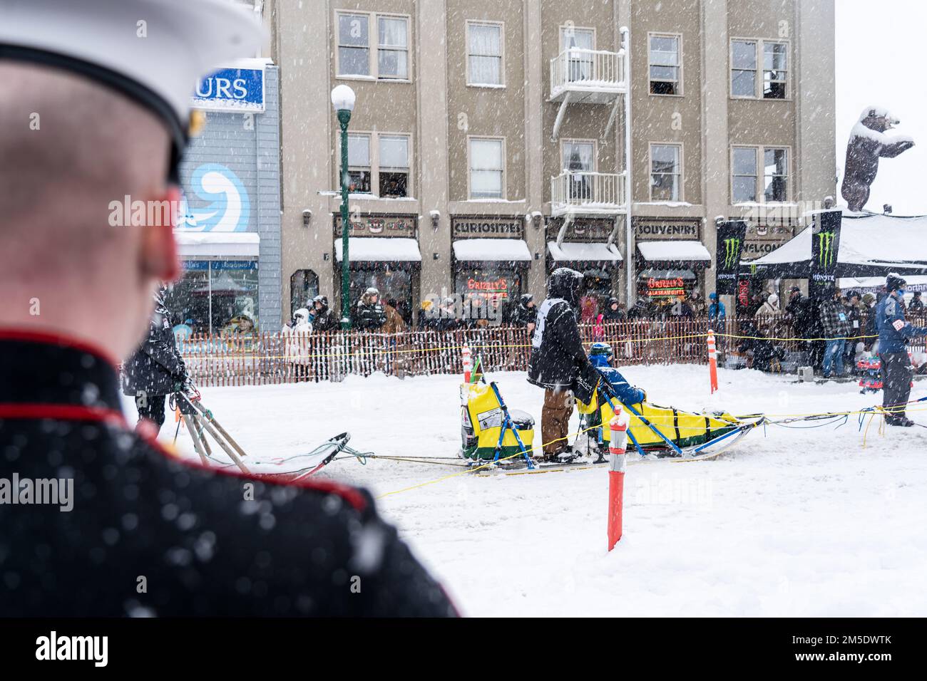 STATI UNITI Dillon Mongeon, reclutatore con Recruiting Sub-Station Anchorage, Recruiting Station Portland, rappresenta l'inizio cerimoniale della corsa dei cani da slitta Iditarod Trail 2022 ad Anchorage, Alaska il 5 marzo 2022. I Marines hanno avuto l'opportunità di condurre una cerimonia di giuramento sotto la bandiera di inizio ed istruiscono gli spettatori circa le occasioni che il corpo marino ha da offrire. L'Iditarod è una gara annuale in Alaska che si estende per oltre 900 chilometri, partendo da Anchorage e terminando a Nome. Foto Stock