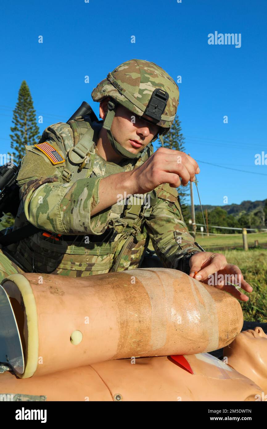 STATI UNITI Charles Johnson, assegnato a 303rd Movement Enhancement Brigade (MEB) Headquarters Company (HHC), esegue una decompressione della cassa dell'ago (NCD) durante l'evento Expert Soldier Badge (ESB) Tasks dell'HIARNG Best Warrior Competition (BWC), Schofield Barracks, Hawaii, 6 marzo 2022. I concorrenti hanno trattato un pneumotorace simulato a tensione senza causare ulteriori lesioni. Foto Stock