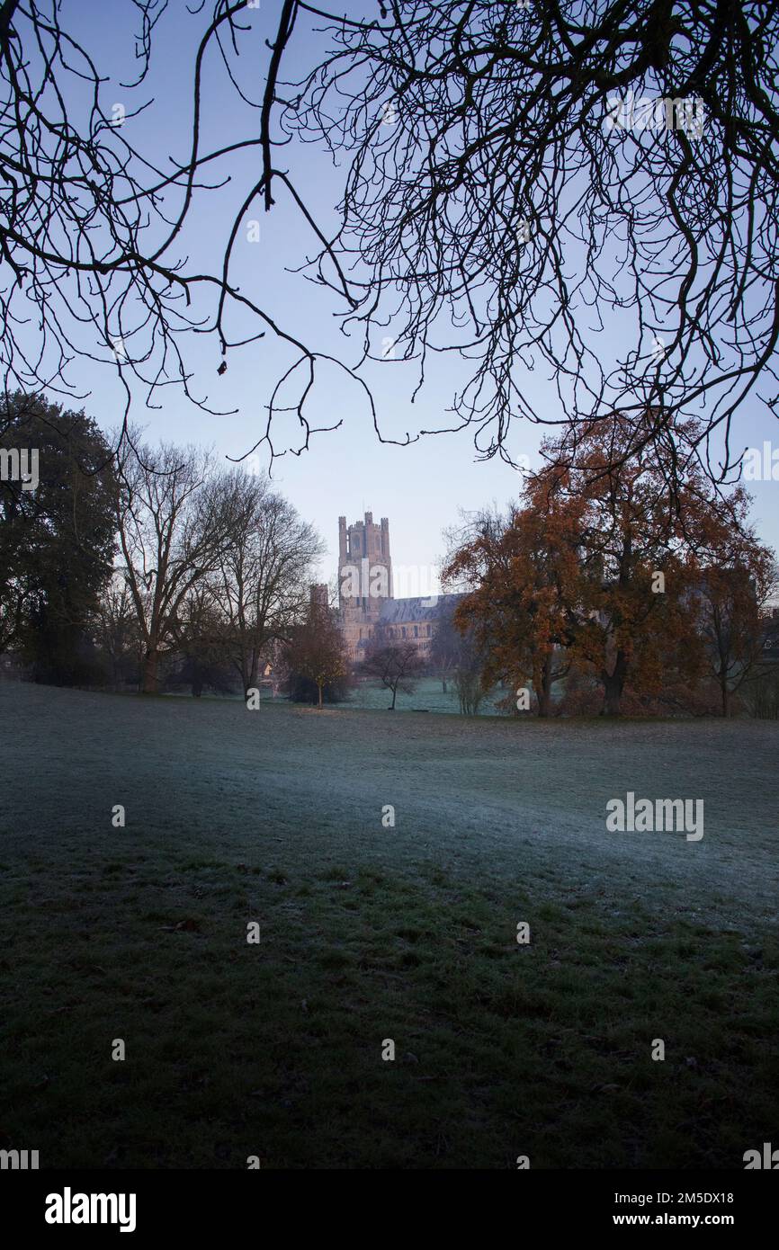 Cattedrale di Ely in una fredda mattinata gelida, Ely, Cambridgeshire, Inghilterra, 2022 dicembre Foto Stock