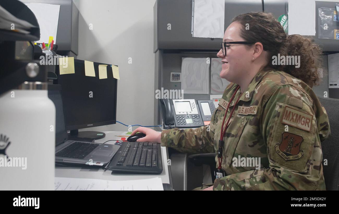 Airman 1st Class Marquise Thacker, un apprendista di produzione 131st Maintenance Operations Flight Maintenance Management, controlla le e-mail presso la sua workstation sulla base dell'aeronautica militare Whiteman, Missouri. Thacker è tornato di recente da un'implementazione di 34 giorni in New Jersey a supporto dell'operazione Allies Benvenuto. Nota: Alcune parti di questa immagine sono sfocate per motivi di sicurezza. Foto Stock