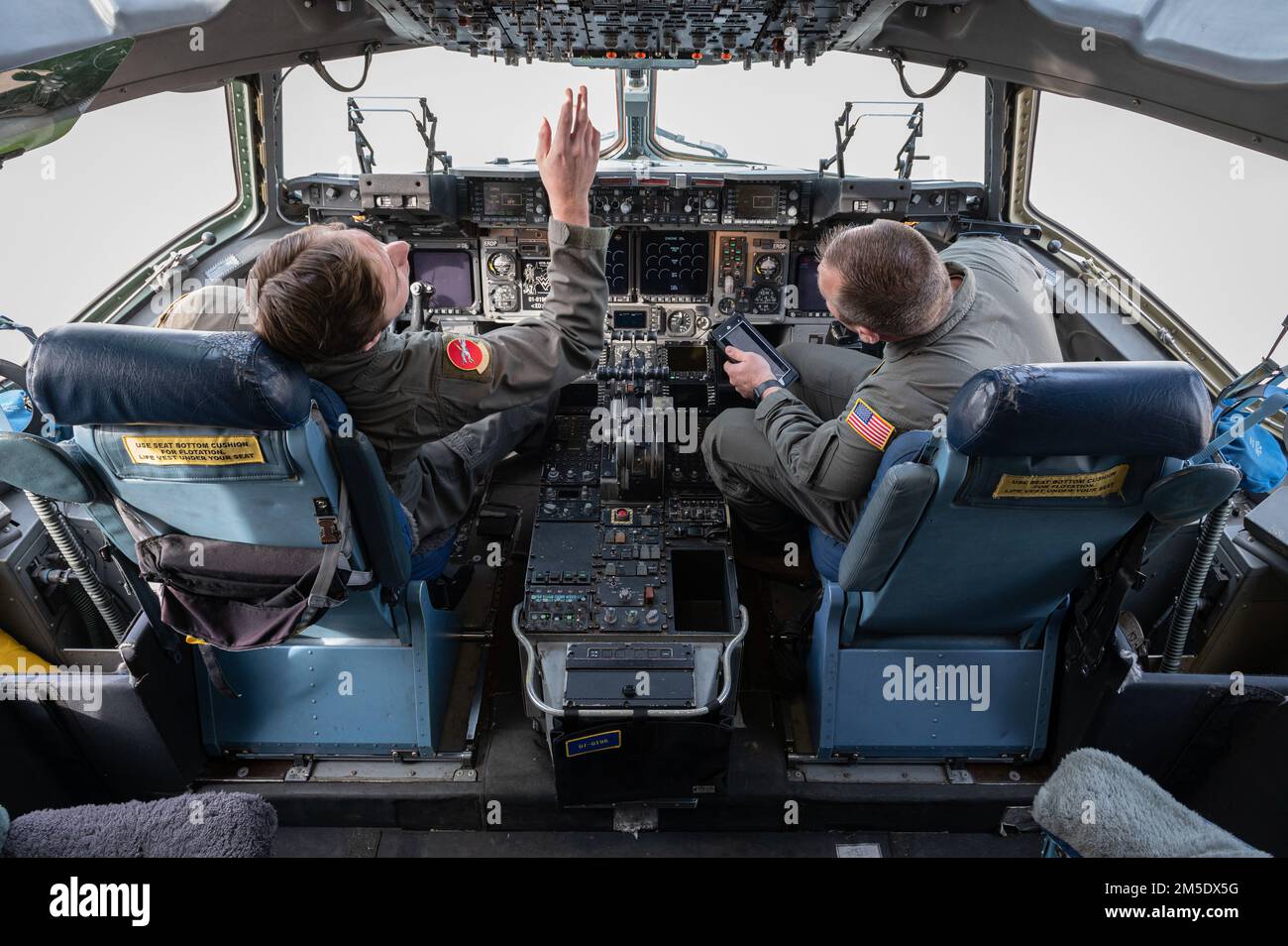 STATI UNITI Tecnologia Air Force. Conner Collins, un loadmaster con il 167th Airlift Squadron, conduce una lista di controllo di preflight con il Master Sgt. Nathan Smith in un C-17 Globemaster III velivolo durante un gruppo di addestramento di unità presso la 167th Airlift Wing, Martinsburg, West Virginia, 5 marzo 2022. Le ispezioni prima del volo sono una parte fondamentale della sicurezza e dell'integrità dell'aeromobile. Foto Stock