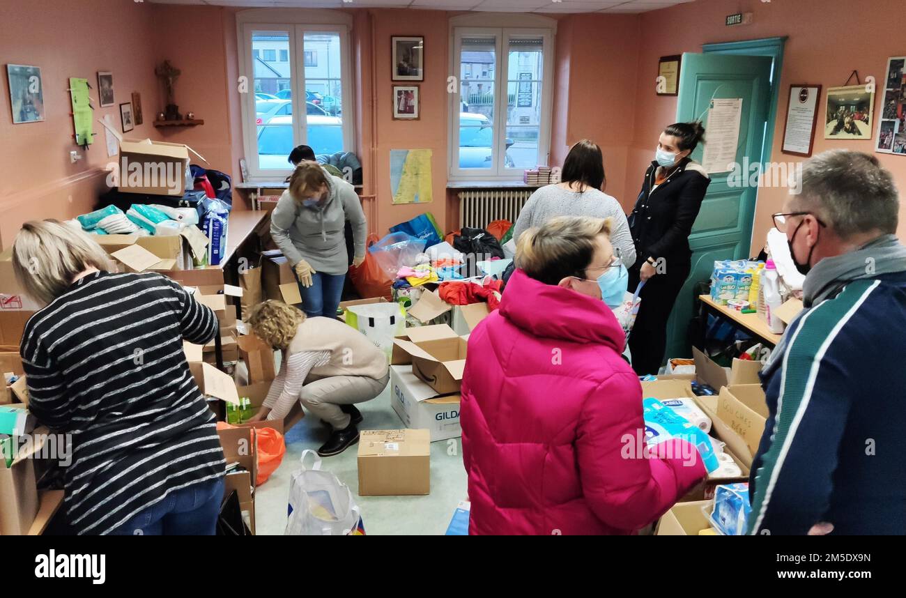 I cittadini di Enchenberg, Francia (popolazione di 1.200 abitanti) confezionare scatole con forniture essenziali per aiutare nel tentativo di alleviare i rifugiati dal conflitto in Ucraina. STATI UNITI Army Medical Center-Europe, scatole donate che sarebbero state riciclate per lo sforzo di soccorso. Foto Stock