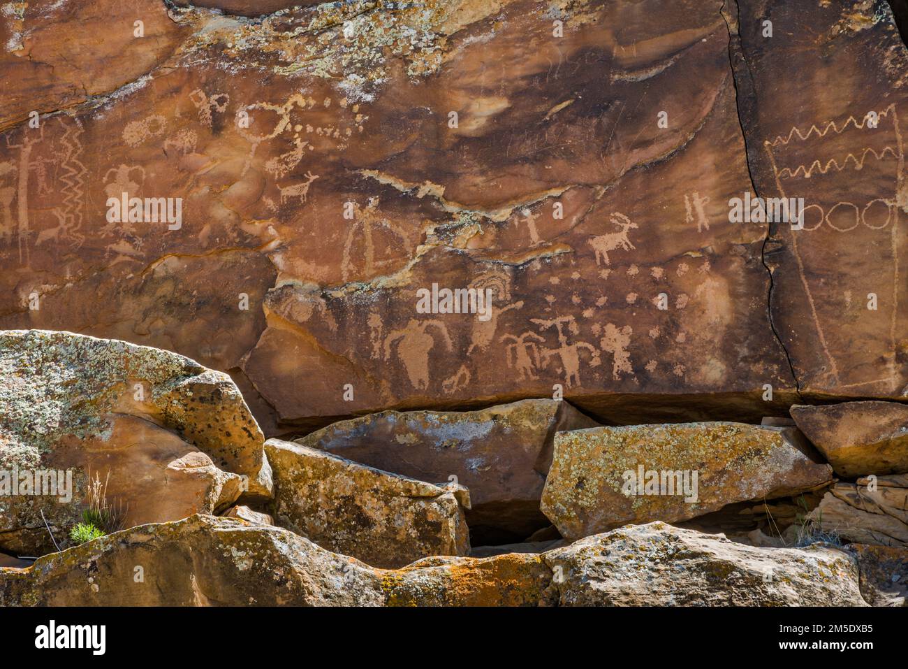First Site, pannello di petroglifi, figure di Ute e Fremont, Nine Mile Canyon, Utah, USA Foto Stock