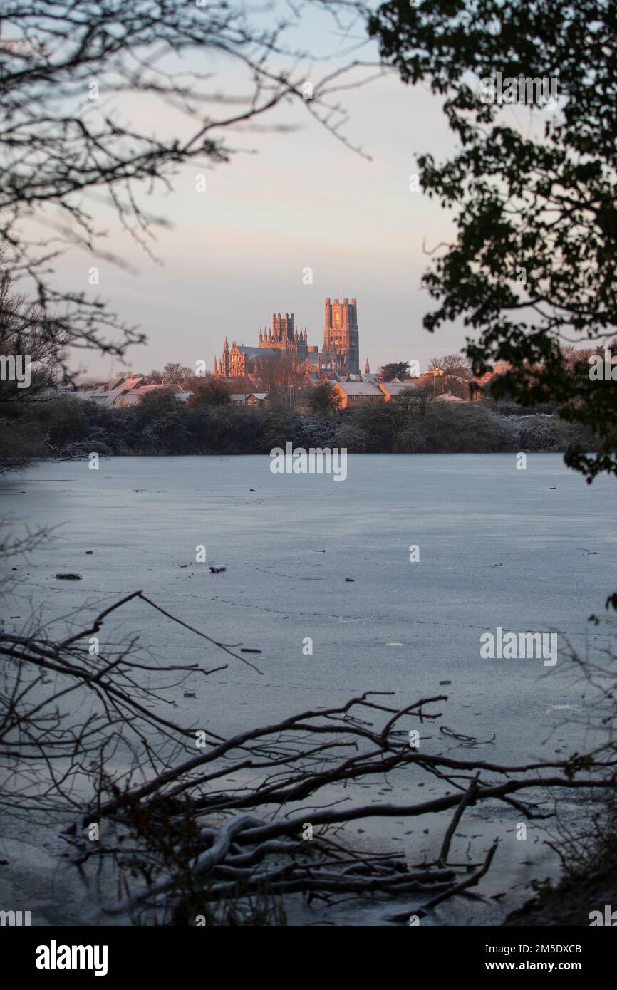 Ely Cathedral e un roswell pit congelato, in una fredda mattinata gelida, Ely, Cambridgeshire, Inghilterra, dicembre 2022 Foto Stock