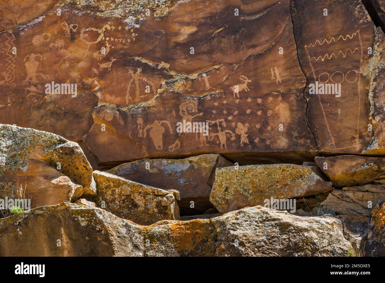 First Site, pannello di petroglifi, figure di Ute e Fremont, Nine Mile Canyon, Utah, USA Foto Stock