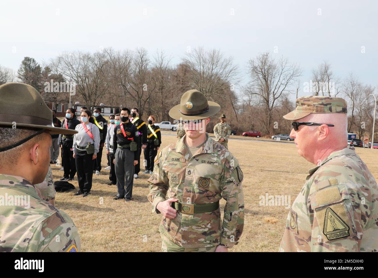 SGT. 1st Classe Dave Clark, Senior Drill Sergeant, Maryland National Guard, Recruiting and Retention Battalion, Center, si prepara a rimuovere la sua cinghia Senior Drill Sergeant durante una cerimonia di De-Hatting and Change of Responsibility alla Camp Fretterd Military Reservation a Reisterstown, Maryland, il 5 marzo 2022. La cerimonia di De-Hatting è una tradizione simbolica in cui i sergente di perforazione ritirano i loro cappelli di campagna dopo aver completato il loro tour. Foto Stock