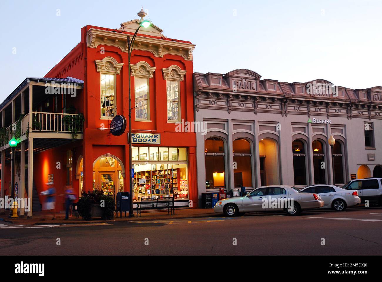 Square Books, una libreria storica indipendente si trova nel cuore del centro di Oxford, Mississippi, una volta casa dell'autore William Faulkner Foto Stock