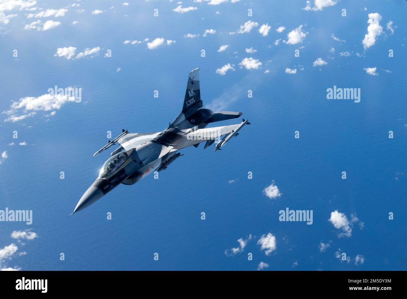 Un Falcon combattente F-16 assegnato al 18th Agressor Squadron partecipa a esercizi di combattimento aereo durante l'esercizio ho'oikaika 5 marzo 2022, Oceano Pacifico, Hawaii. Durante l'esercizio, lo Squadrone Aggressor 18th ha impiegato tattiche di combattimento insieme ai Raptor F-22 di quinta generazione degli Squadroni Fighter 199th e 19th nei combattimenti aerei sull'Oceano Pacifico. Foto Stock