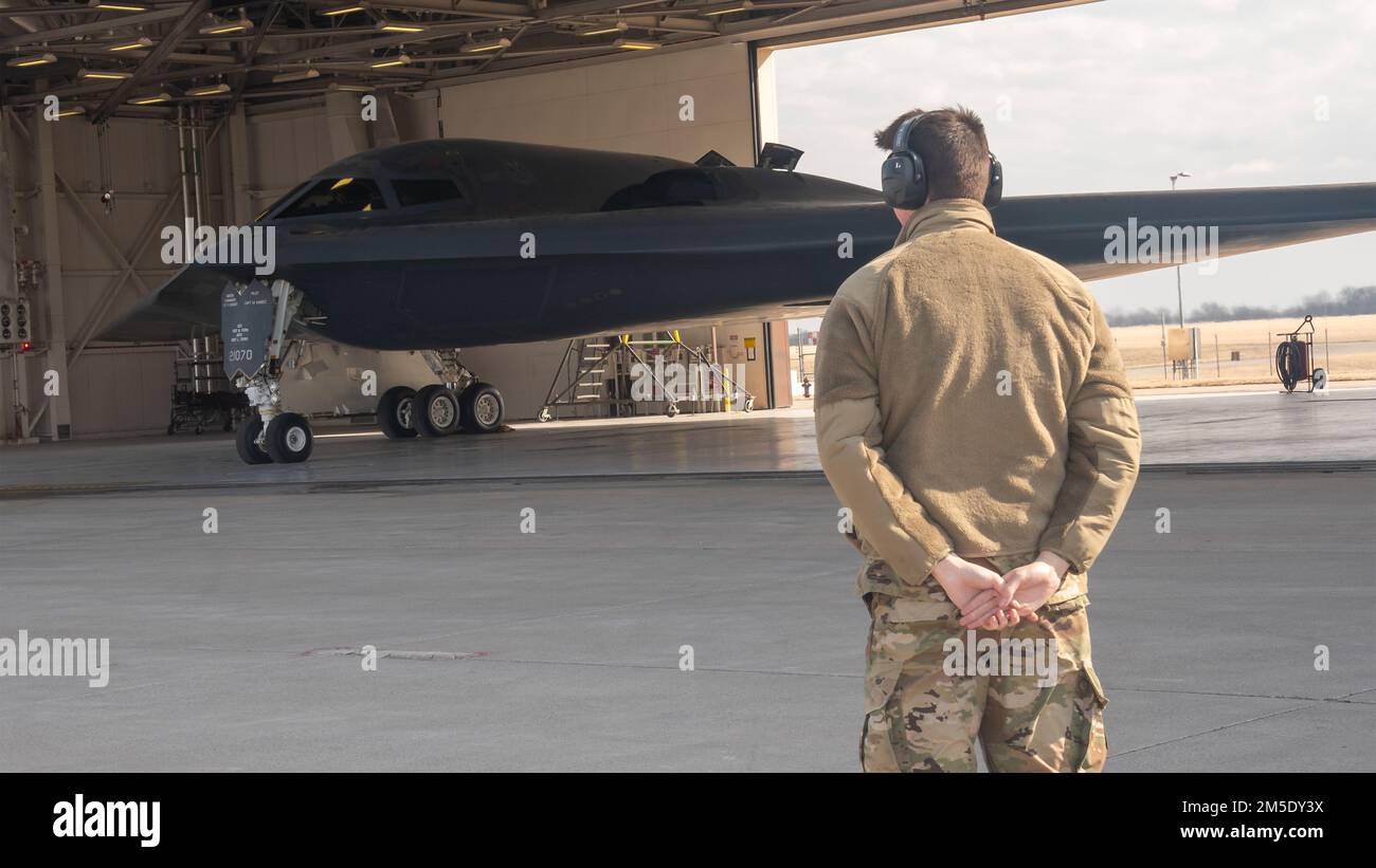 Senior Airman Evan Goade, 131st Aircraft Maintenance Squadron Crew Chief, marshalls a B-2 Spirit Stealth Bomber March 6, 2022, alla Whiteman Air Force base, Missouri. I capi equipaggio di 131st sono una parte fondamentale per garantire che la missione B-2 di Whiteman sia in grado di scoraggiare in modo credibile qualsiasi avversario statunitense e di fornire capacità di attacco strategico in tutto il mondo. Foto Stock