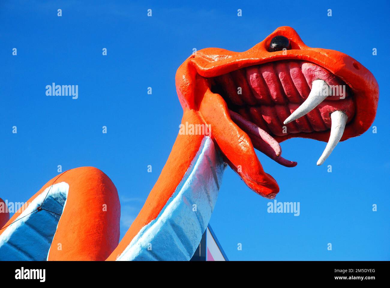 Un grande serpente spaventoso con le zanghe esposte siede in cima ad un commercio sulla passerella in Wildwood sulla Shore della maglia, per attrarre i clienti Foto Stock