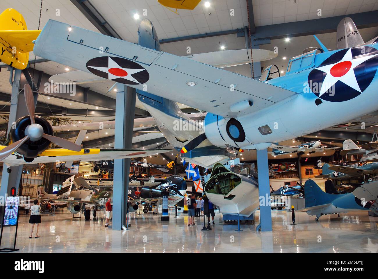 Gli aerei dell'epoca della seconda guerra mondiale sono esposti al Museo dell'aviazione navale di Pensacola, Florida Foto Stock
