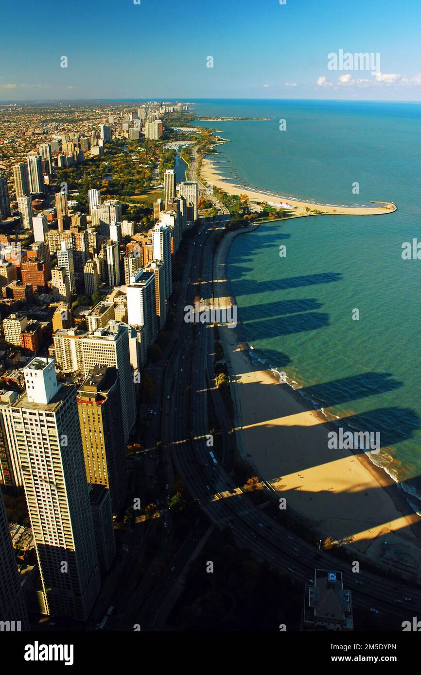 Una vista aerea di Lakeshore Drive e delle ombre dello skyline di Chicago che si estendono sul lago Foto Stock