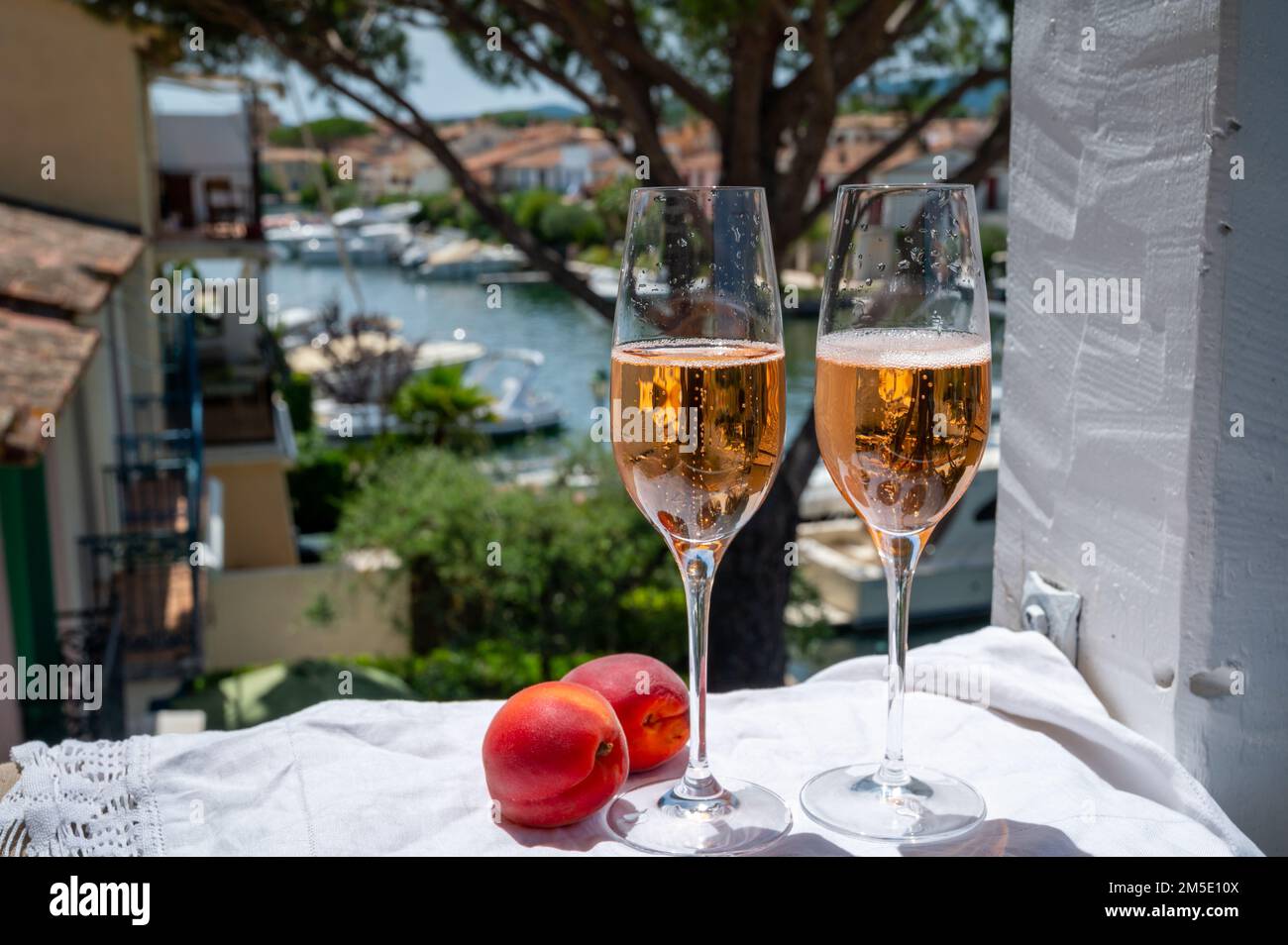 Festa estiva, bere di brut francese champagne spumante in bicchieri nel  porto yacht di Port Grimaud vicino a Saint-Tropez, Costa Azzurra vaca Foto  stock - Alamy