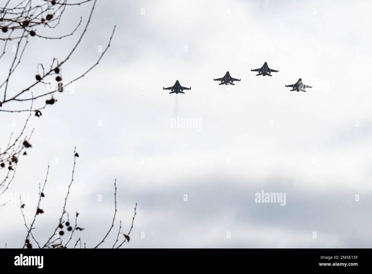 STATI UNITI Air Force F-16 Fighting Falcon Aircraft, insieme all'Air Force F-16s rumena, volano in formazione durante un volo commemorativo sulla città di Bucarest, Romania, 6 marzo 2022. Il volo commemorativo ha dimostrato solidarietà e forza di partenariato in un momento di commemorazione per gli otto militari rumeni che hanno perso la vita in un recente incidente aereo. Foto Stock