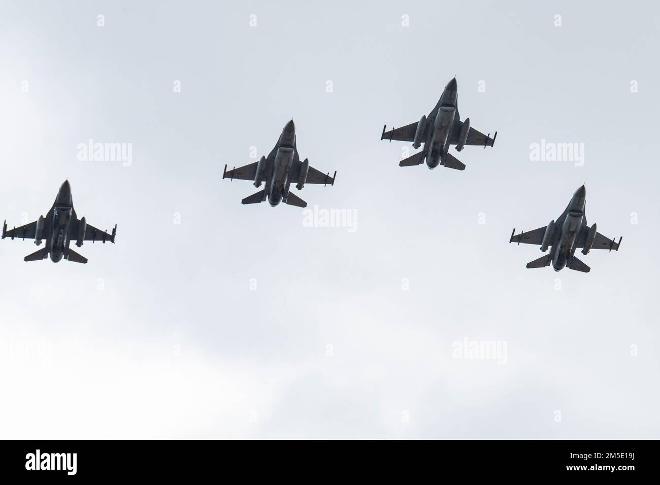 STATI UNITI Air Force F-16 Fighting Falcon Aircraft, insieme all'Air Force F-16s rumena, volano in formazione durante un volo commemorativo sulla città di Bucarest, Romania, 6 marzo 2022. Il volo commemorativo ha dimostrato solidarietà e forza di partenariato in un momento di commemorazione per gli otto militari rumeni che hanno perso la vita in un recente incidente aereo. Foto Stock