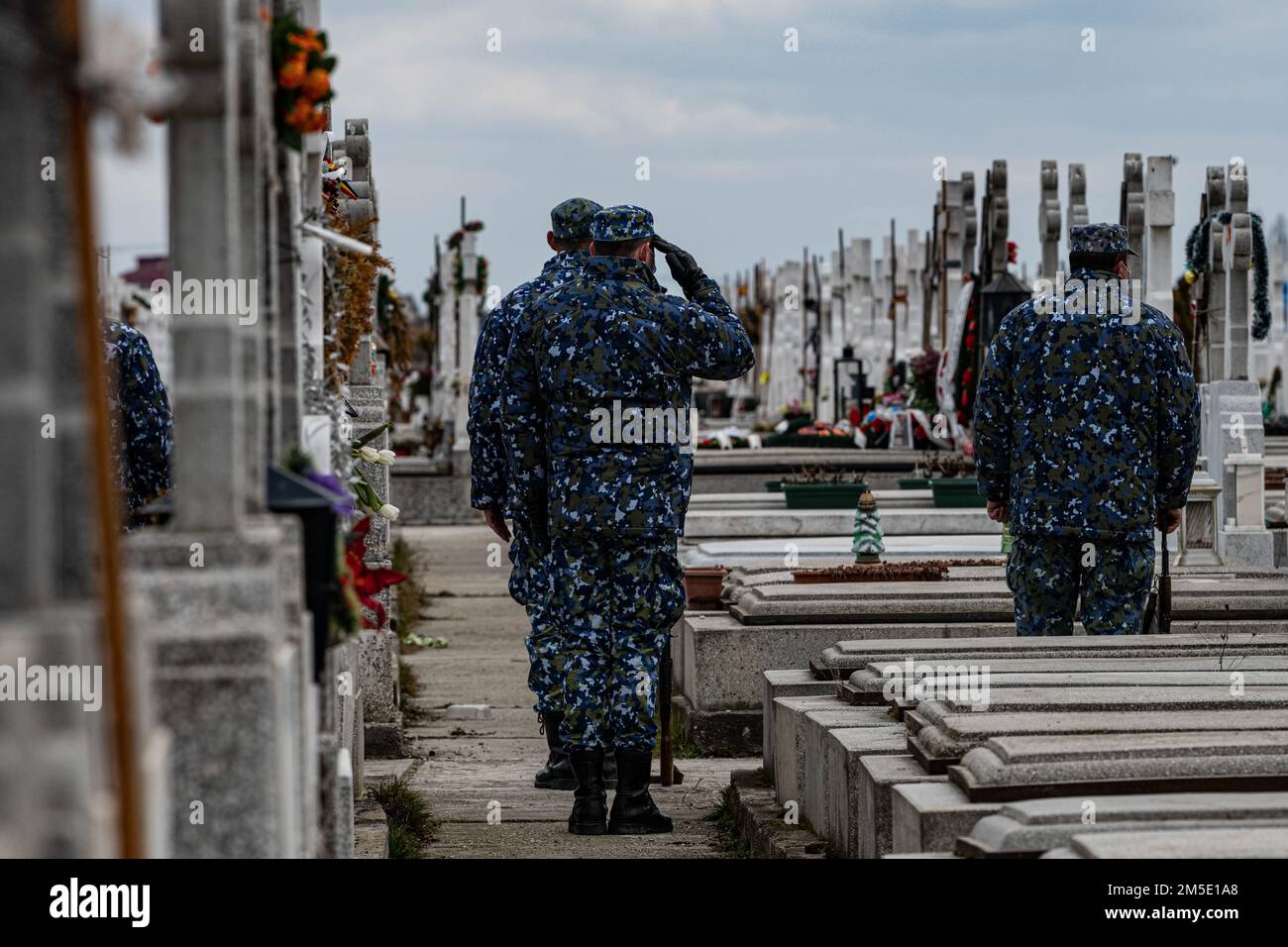 I membri dell'aeronautica rumena della base aerea 86th, Romania, salutano durante un servizio funerario tenuto per un membro militare rumeno caduto a Bucarest il 6 marzo 2022. Il servizio ha onorato una delle otto vite che sono state perse durante due incidenti aerei il 2 marzo. Foto Stock