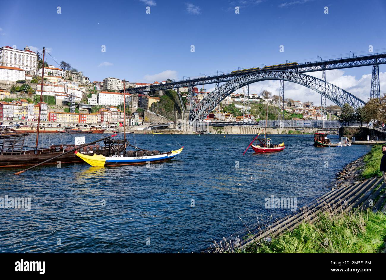 Barca sul fiume Douro a Porto, con botti di vino di porto per Calem e Graham prima del ponte Dom Luis di Eiffel, Portogallo Foto Stock