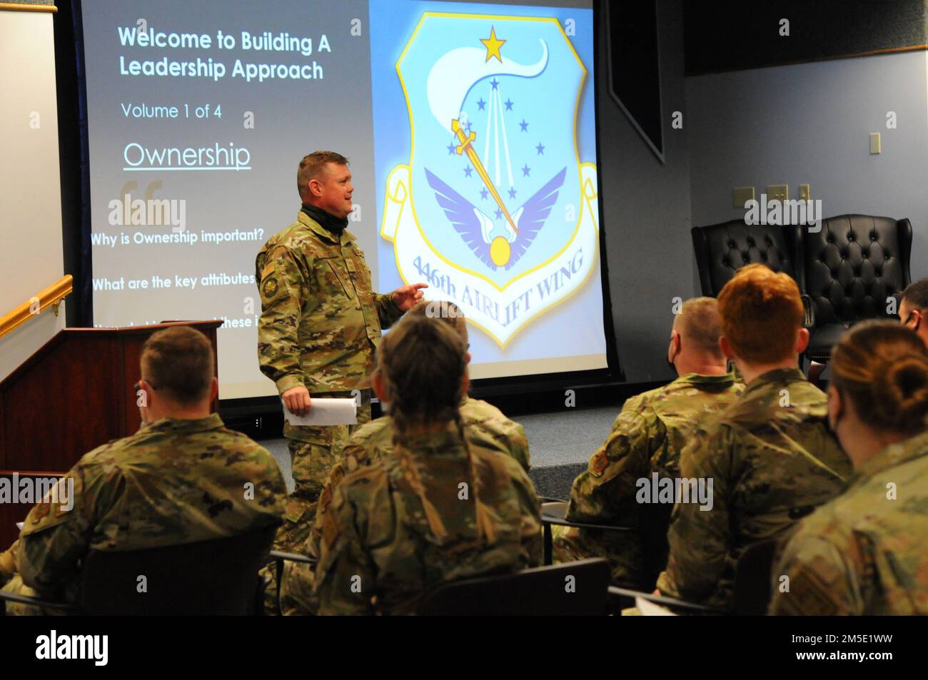 John Adams, consulente senior assegnato allo Squadron di manutenzione degli aeromobili 446th, ha riesaminato la leadership e la proprietà di Airlift Wing il 6 marzo 2022, nell'auditorium 446th della Joint base Lewis-McChord, Washington. Il briefing fa parte della serie Professional Development di Wing progettata per fornire ai cittadini della Reserve Airmen risorse per lo sviluppo della carriera. Foto Stock