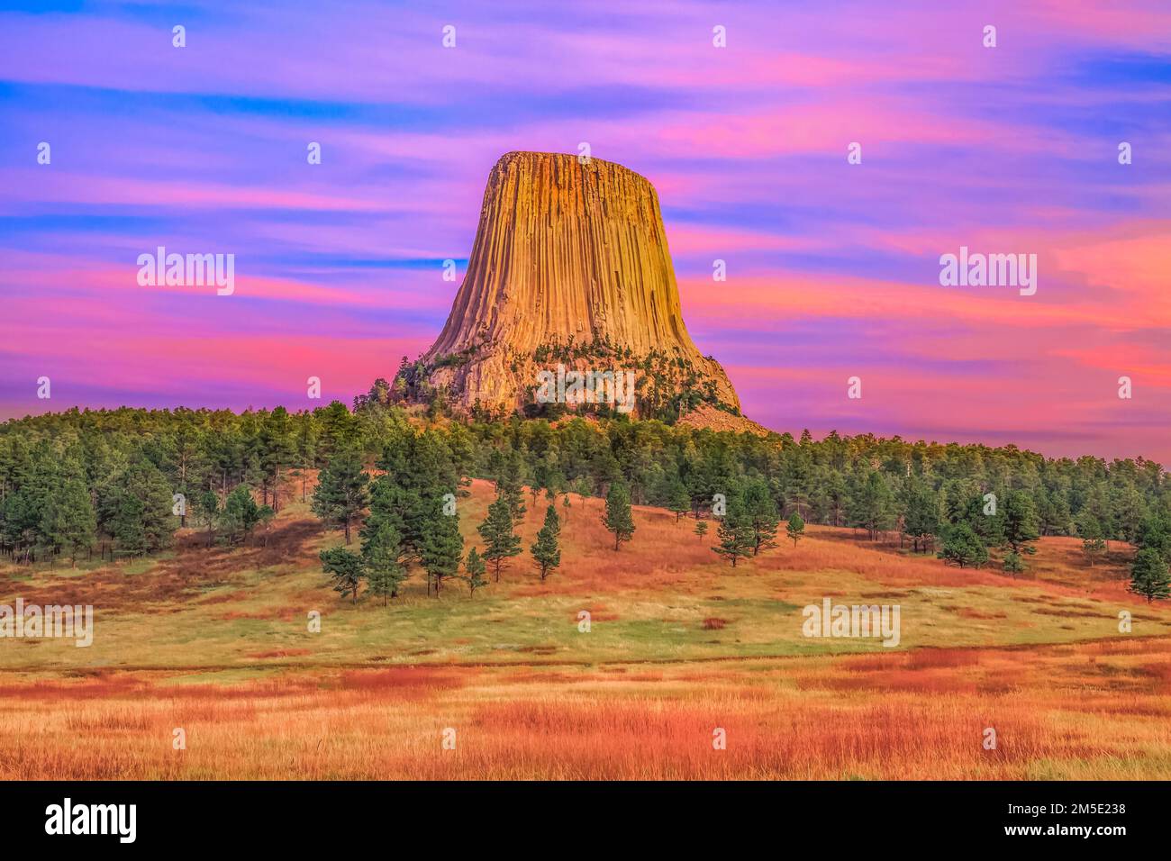 Sunset over Devils Tower presso devils tower National Monument vicino a hulett, wyoming Foto Stock