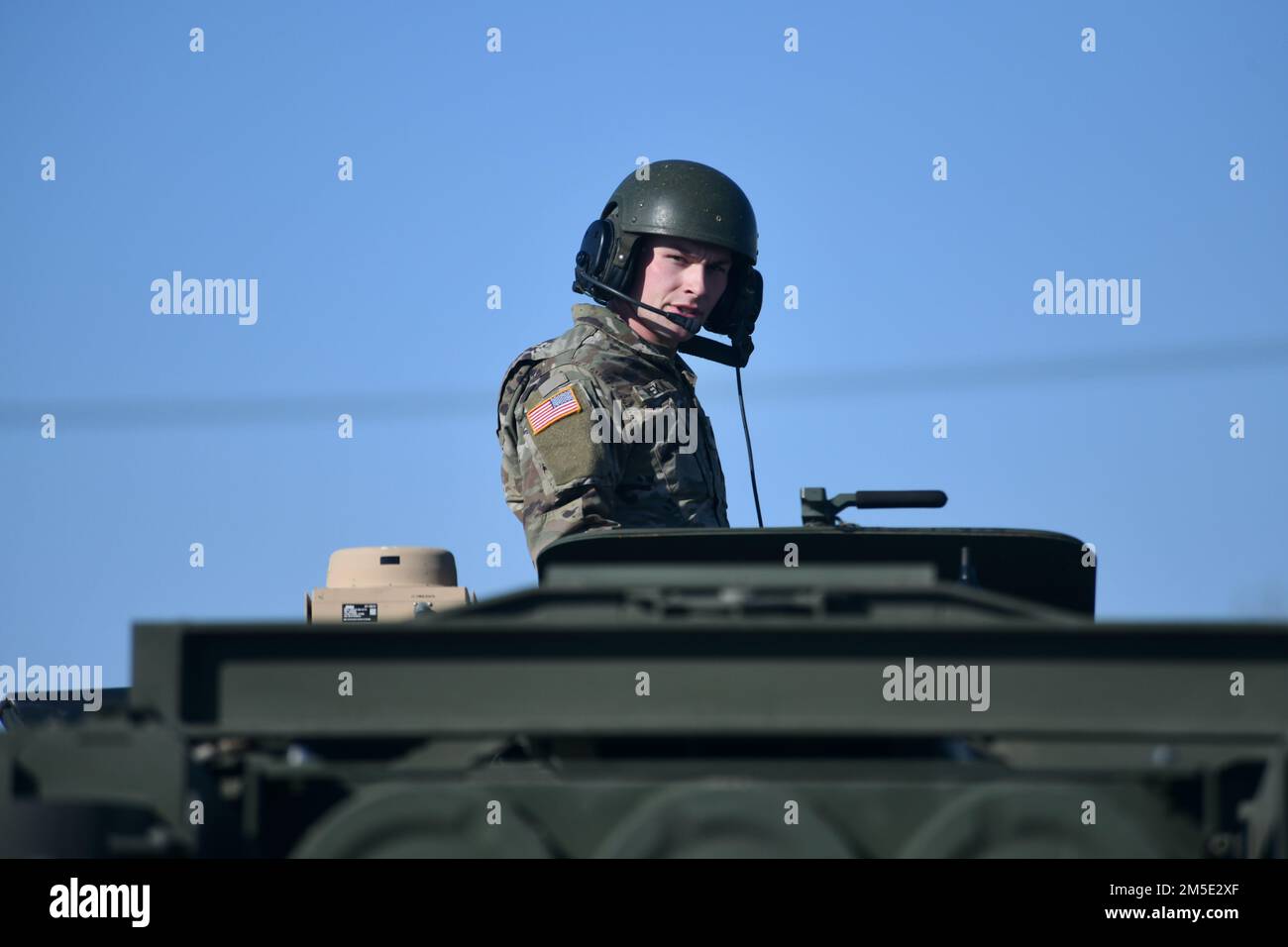 Un soldato del 182nd Field Artillery Regiment, Michigan National Guard, guida un M142 High Mobility Artillery Rocket System per il trasporto su un C-17 Globemaster III assegnato al 3rd Airlift Squadron, dover Air Force base, Delaware, marzo 6. 2022, presso la Selfridge Air National Guard base, Michigan. L'esecuzione di corsi di caricamento HIMAR garantisce che le risorse della Guardia Nazionale siano disponibili per eseguire la missione REACH globale della nazione. Foto Stock