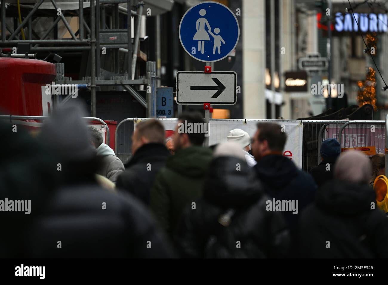 Duesseldorf, Germania. 28th Dec, 2022. Numerosi passanti a piedi lungo Königsallee. Nella coalizione dei semafori è scoppiata una disputa sul ritiro delle restrizioni di Corona. Credit: Federico Gambarini/dpa/Alamy Live News Foto Stock