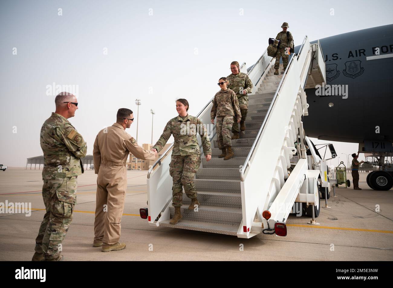 STATI UNITI Air Force Brig. Il generale Robert Davis, comandante dell'ala di spedizione aerea 378th, saluta gli Airmen dallo squadrone di rifornimento dell'aria di spedizione 908th alla base aerea del principe Sultan, Regno dell'Arabia Saudita, 6 marzo 2022. Precedentemente operativo dalla base aerea di al Dhafra, Emirati Arabi Uniti, le 908th SPIGHE si sono riallocate a PSAB. Foto Stock