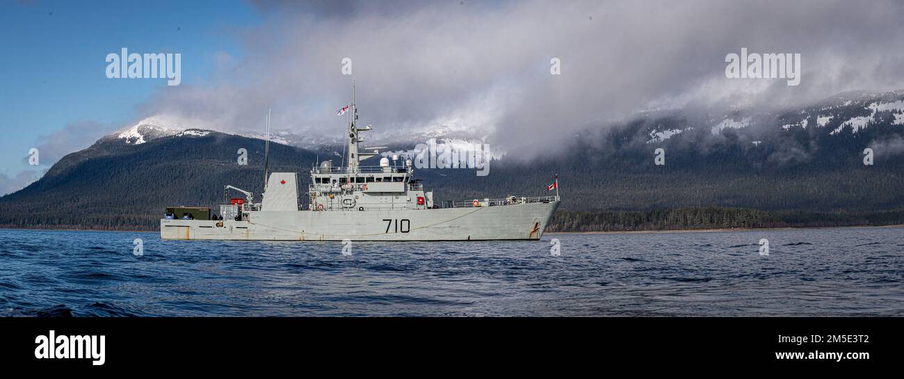 Her Majesty's Canadian Ship Brandon assiste i subacquei di bonifica dalla Royal Canadian Navy, Fleet Diving Unit Pacific durante l'esercizio multinazionale ARCTIC EDGE 2022 vicino alla città di Juneau, Alaska, 6th marzo 2022. Arctic Edge offre alle forze armate statunitensi e canadesi opportunità di migliorare l'interoperabilità e l'integrazione globale in condizioni ambientali difficili. (Credit Master Sailor Dan Bard Canadian Forces Combat Camera). Foto Stock