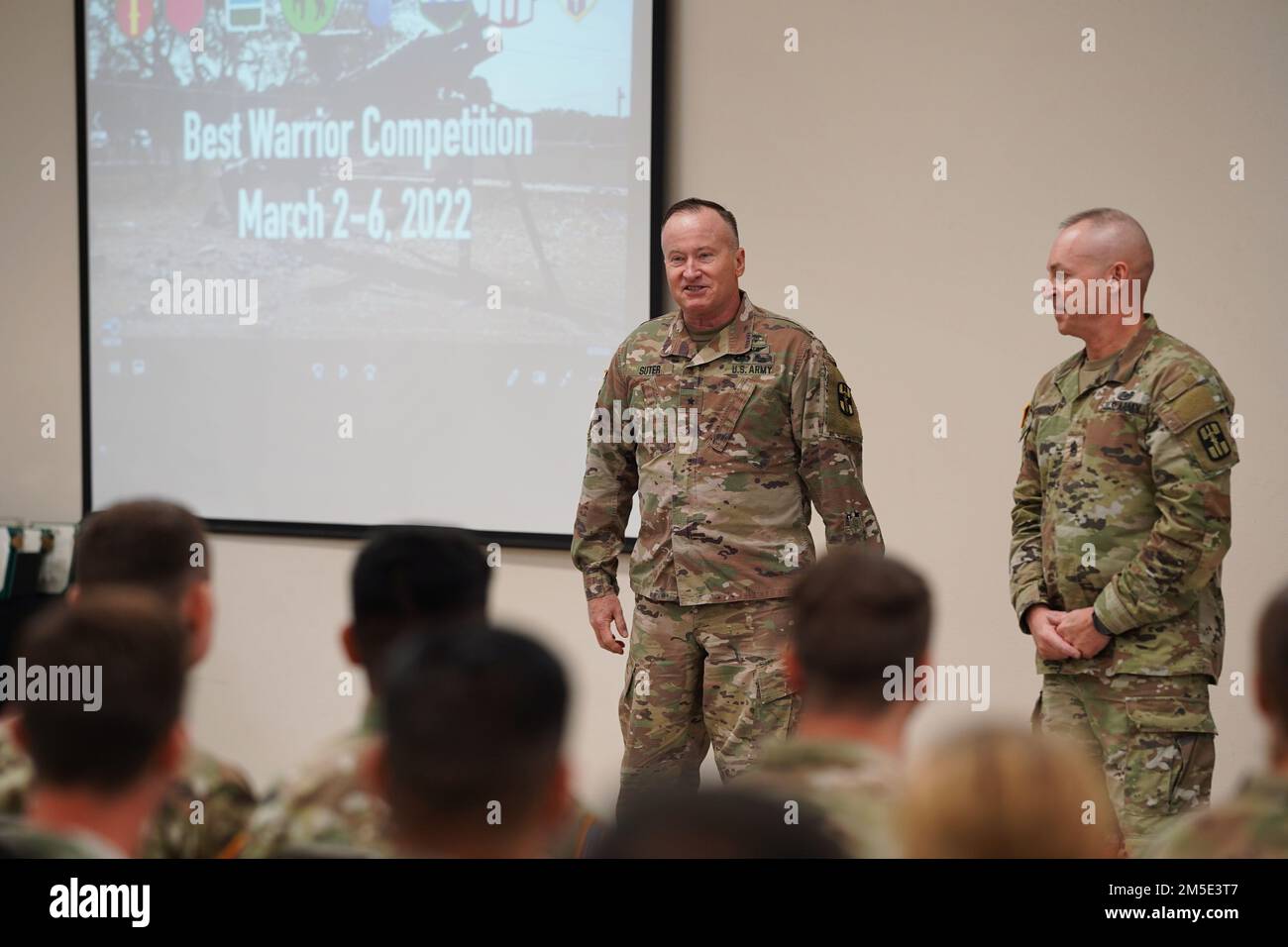 Robert Super parla alla cerimonia di chiusura del Consorzio Best Warrior Competition (CBWC). I soldati della riserva dell'esercito provenienti da tutti gli Stati Uniti si riuniscono per competere per il titolo di miglior guerriero al CBWC 2022. Questo evento mentalmente e fisicamente impegnativo si è tenuto dal 2-6 marzo 2022 a Camp Bullis, Texas. I vincitori di ogni comando principale gareggeranno nel Concorso migliore guerriero del comando della Riserva dell'esercito degli Stati Uniti (USARC) più avanti quest'anno. Foto Stock