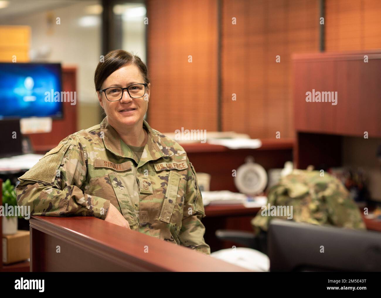 Nicole Stovall, ingegnere civile del 138th Squadron, sovrintendente all'ingegneria operativa, è stato messo in evidenza in onore del Women's History Month, 06 marzo 2022, presso la base della Guardia Nazionale dell'aria di Tulsa, Oklahoma. “Da Harriet Tubman al generale Jacqueline Van Ovost, sono orgoglioso di stare con altre suore in braccio come rappresentante di tutte le donne che servono”, ha affermato Stovall. (Foto della guardia nazionale aerea dell'Oklahoma di Airman 1st Class Allen Tyler) Foto Stock