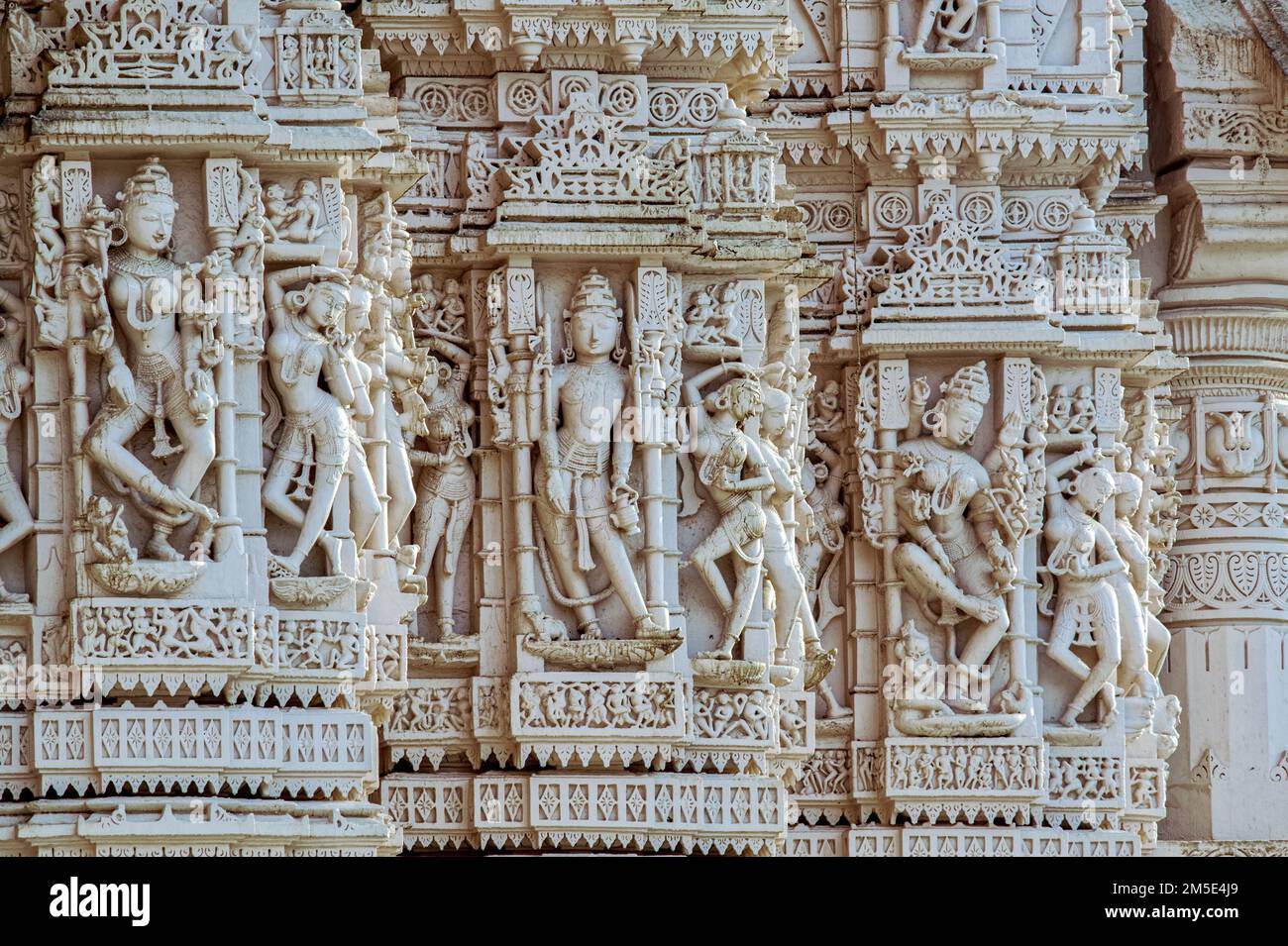 01 28 2010 pietre scolpite figure maschili e femminili su Shri Ajitnath Bhagwan Shwetamber Jain tempio costruito nel 1200 DC Taranga collina, Gujarat, India. Foto Stock