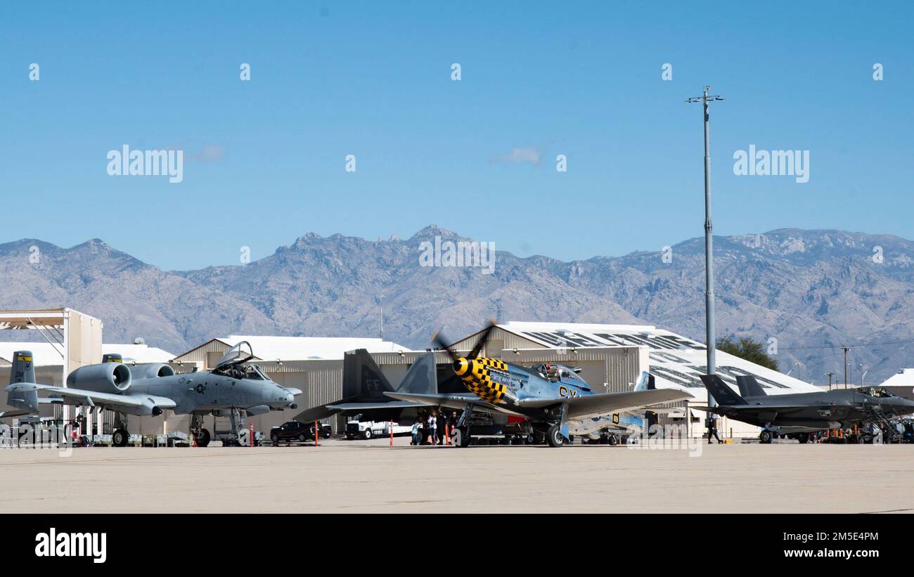 Un P-51 Mustang tassies sulla linea di volo in preparazione per la partecipazione al corso di addestramento di volo Heritage presso la base aerea di Davis-Monthan, Arizona, 6 marzo 2022. Questo evento annuale offre ai piloti civili di uccelli da guerra e agli attuali piloti dimostrativi dell'aeronautica militare l'opportunità di allenarsi insieme per prepararsi alla stagione di spettacoli aerei 2022. Foto Stock