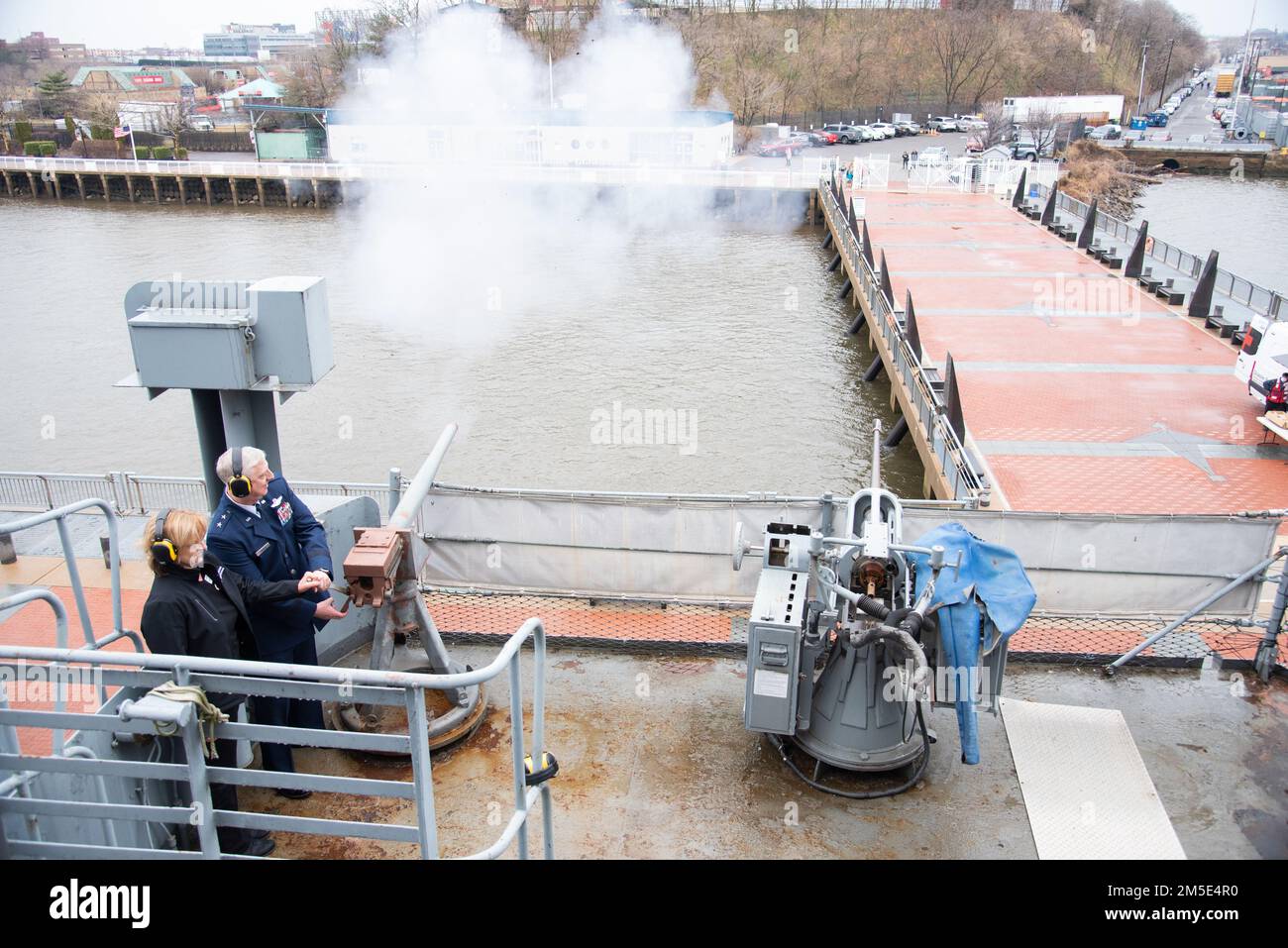 STATI UNITI Mark D. Camerer, USA Air Force Expeditionary Center Commander, a destra, spara una pistola cerimoniale accanto a Rosie Taravella, a sinistra, sul ponte della nave da guerra New Jersey durante una cerimonia per celebrare il mese della Croce Rossa. Il mese della Croce Rossa è stato celebrato per la prima volta nel 1943 dopo che il presidente Franklin D. Roosevelt è diventato il primo presidente ad emettere un annuncio che riconosce il significato del mese. Foto Stock